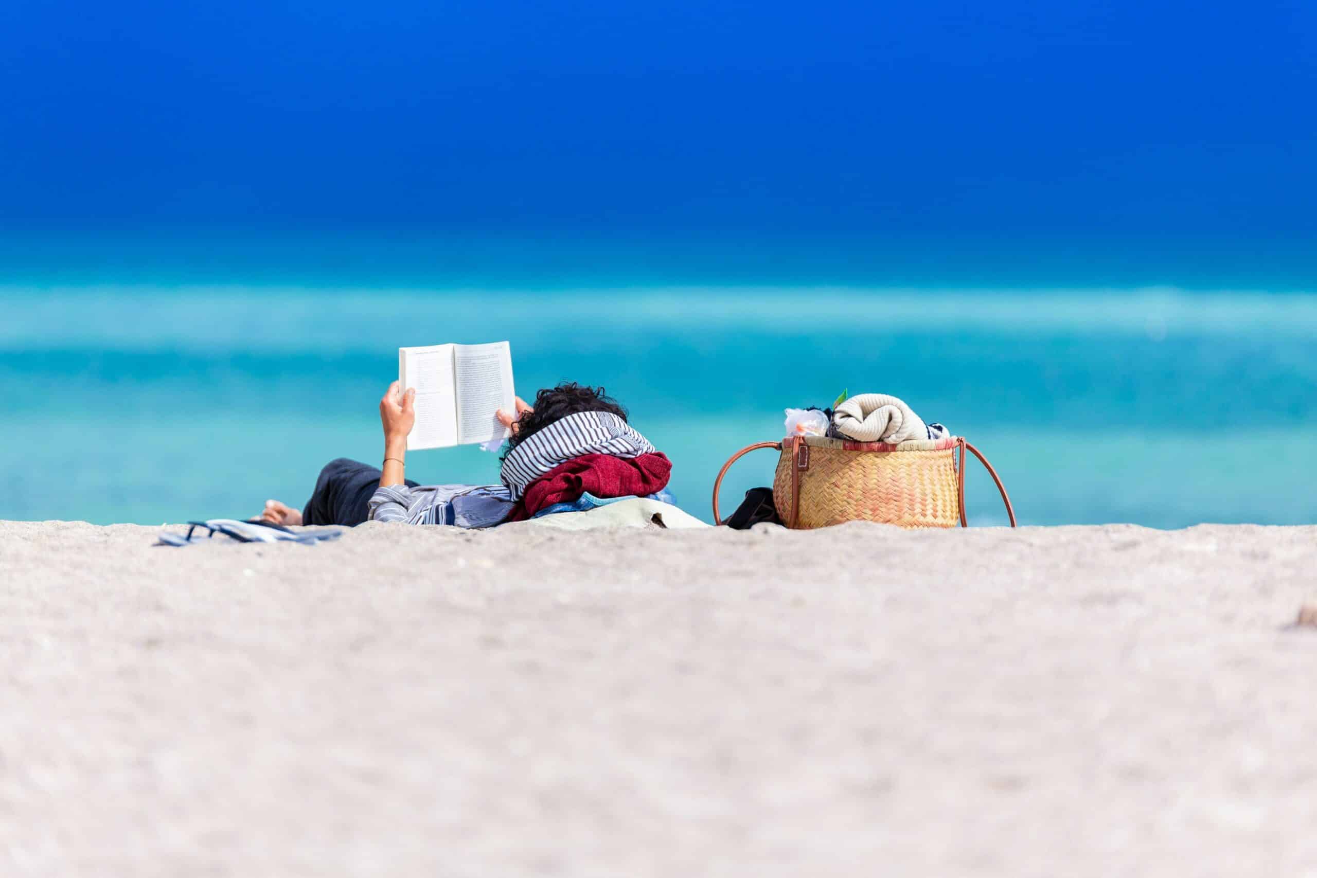 Livres dirigeants : Shoe Dog de Phil Knight et Les Décisions absurdes de Christian Morel, deux lectures inspirantes pour préparer la rentrée.
